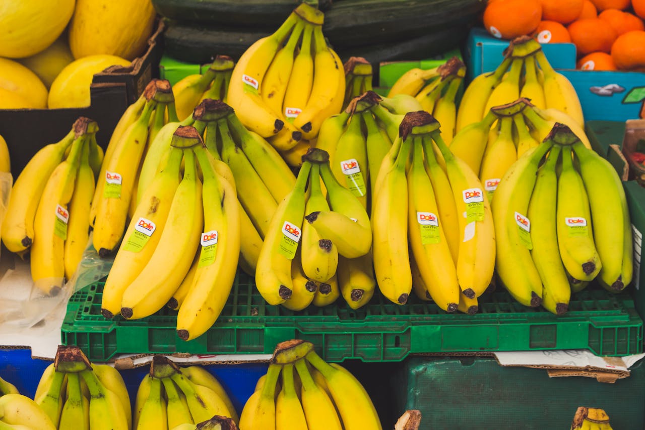 Acerca de A vibrant display of fresh bananas at a local market stand, perfect for healthy eating.